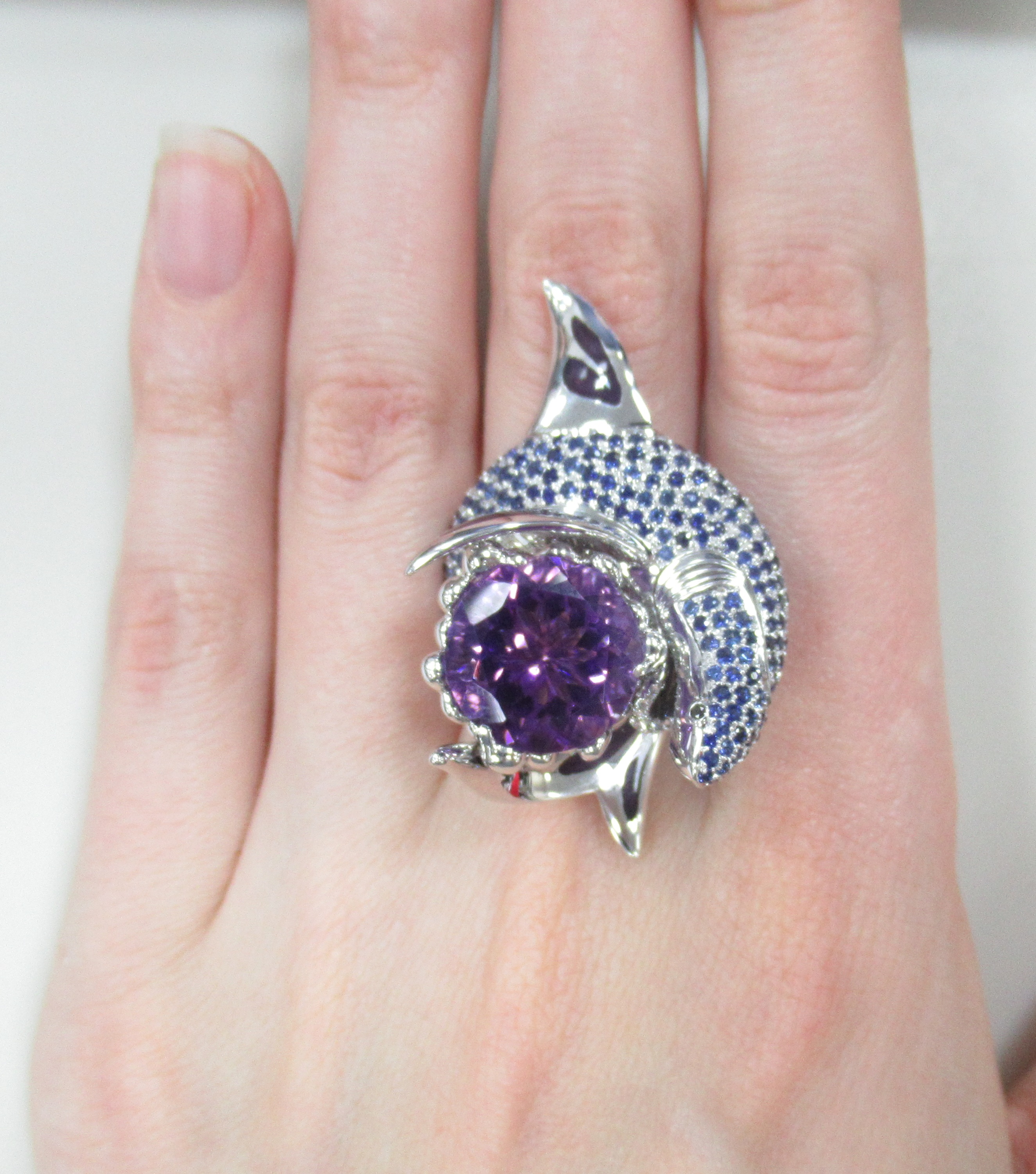 Кольцо из белого золота с аметистом и сапфирами "Акула"